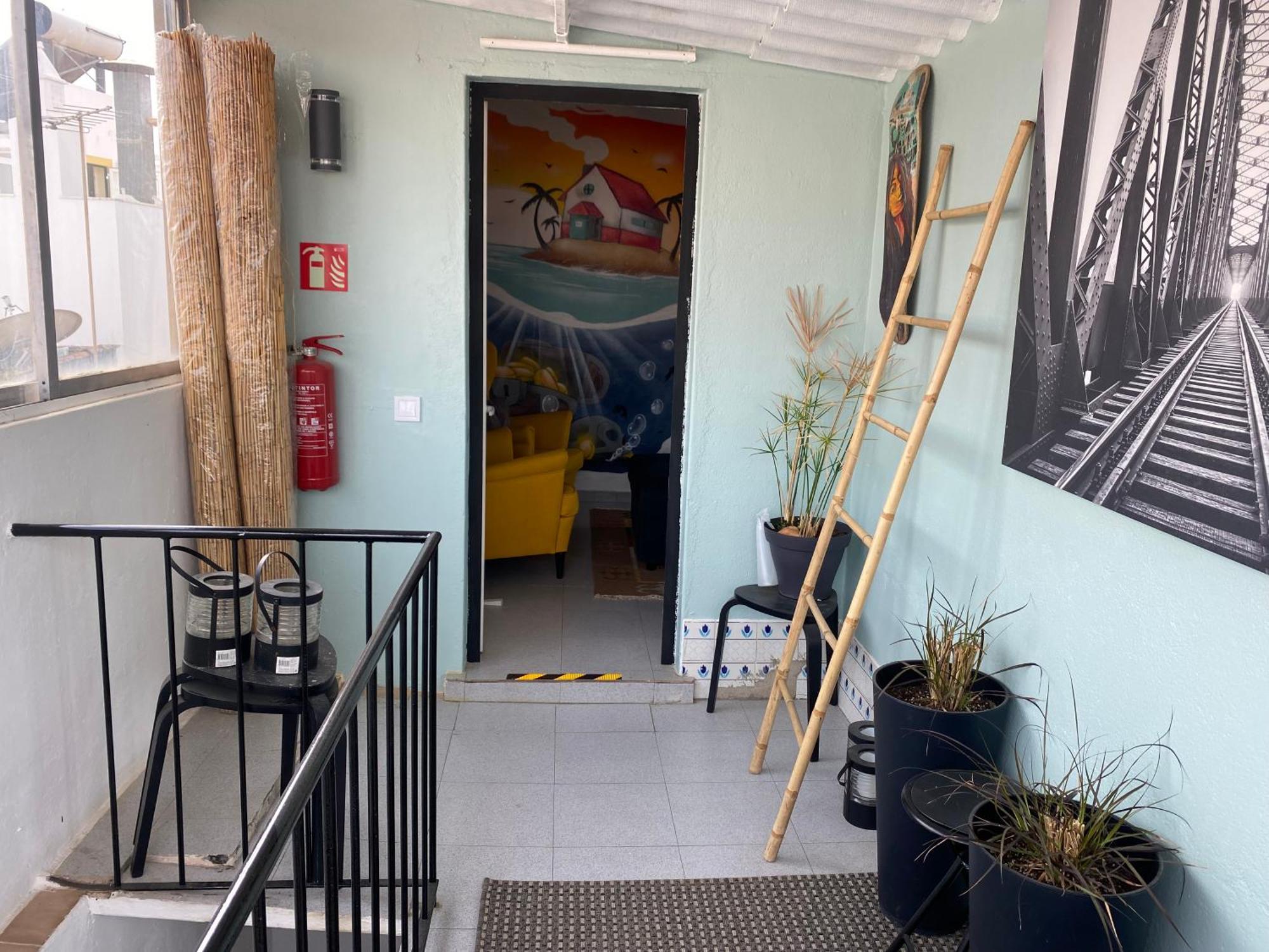 The Island Hostel & Cafe Лагос Екстериор снимка