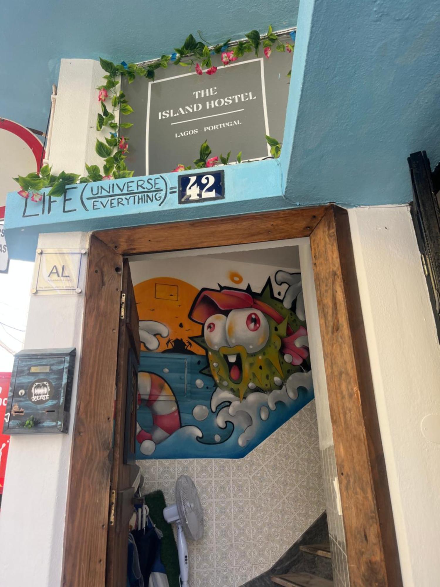 The Island Hostel & Cafe Лагос Екстериор снимка